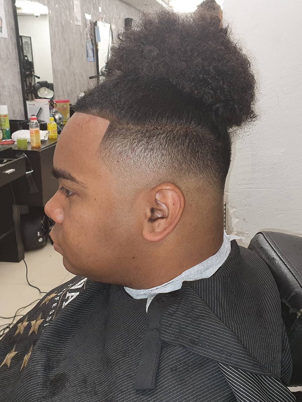 Klant met een high-top fade, van opzij